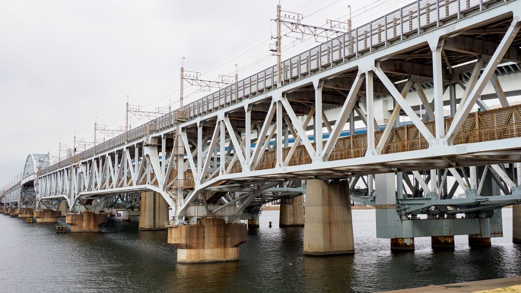 广西贝雷桥的施工流程：